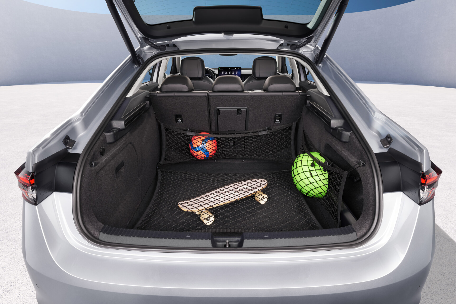 Нові Skoda Superb показали офіційно: усі подробиці