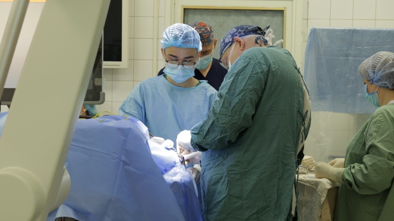 Бесконечная смена. Один день с медиками больницы Мечникова, где ежедневно спасают военных