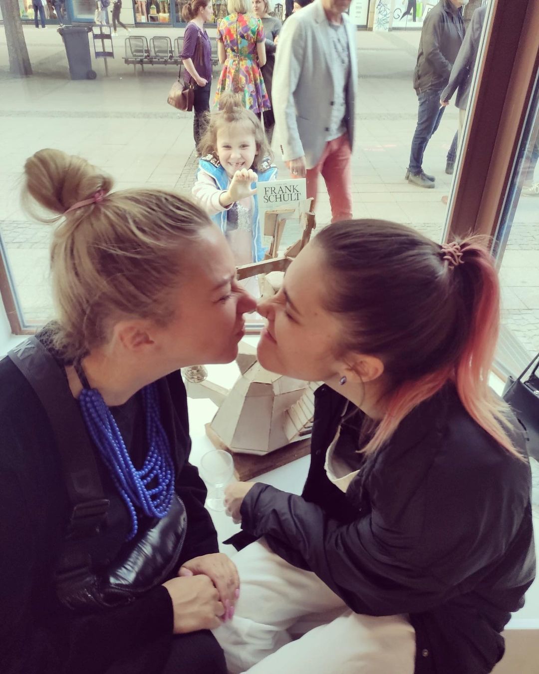 Матвієнко - у 17 років, Павлік - у 18. Українські зірки, які рано стали батьками