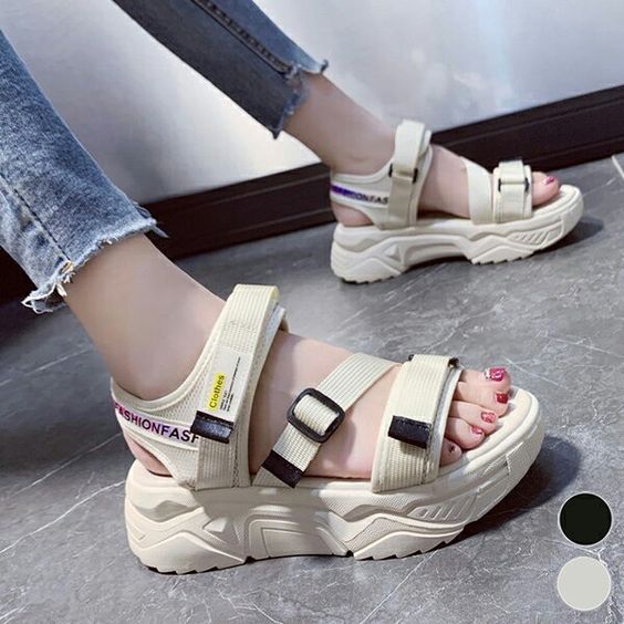 Такую обувь больше никто не носит. Смотрите, какие модели возглавили антитренды лета 2023 (фото)