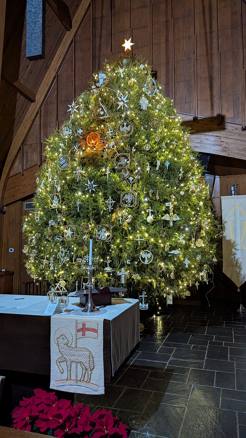 Когда и как появился елочный шарик в Украине: все о запрещенных игрушках и обычаях кельтов