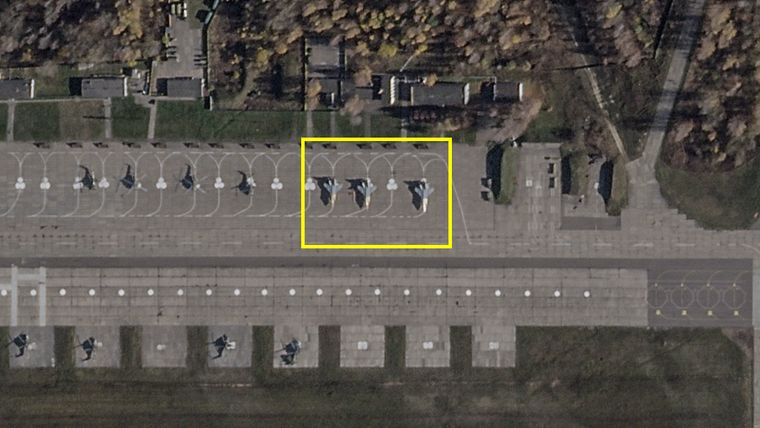 Опубліковано супутникові знімки літаків з ракетами «Кинжал», які РФ перекинула до Білорусі