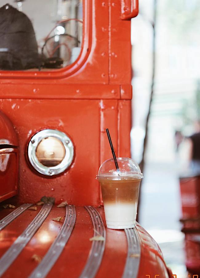 Чи знаєте ви історію червоного лондонського автобуса, який став київською кав’ярнею у самому центрі