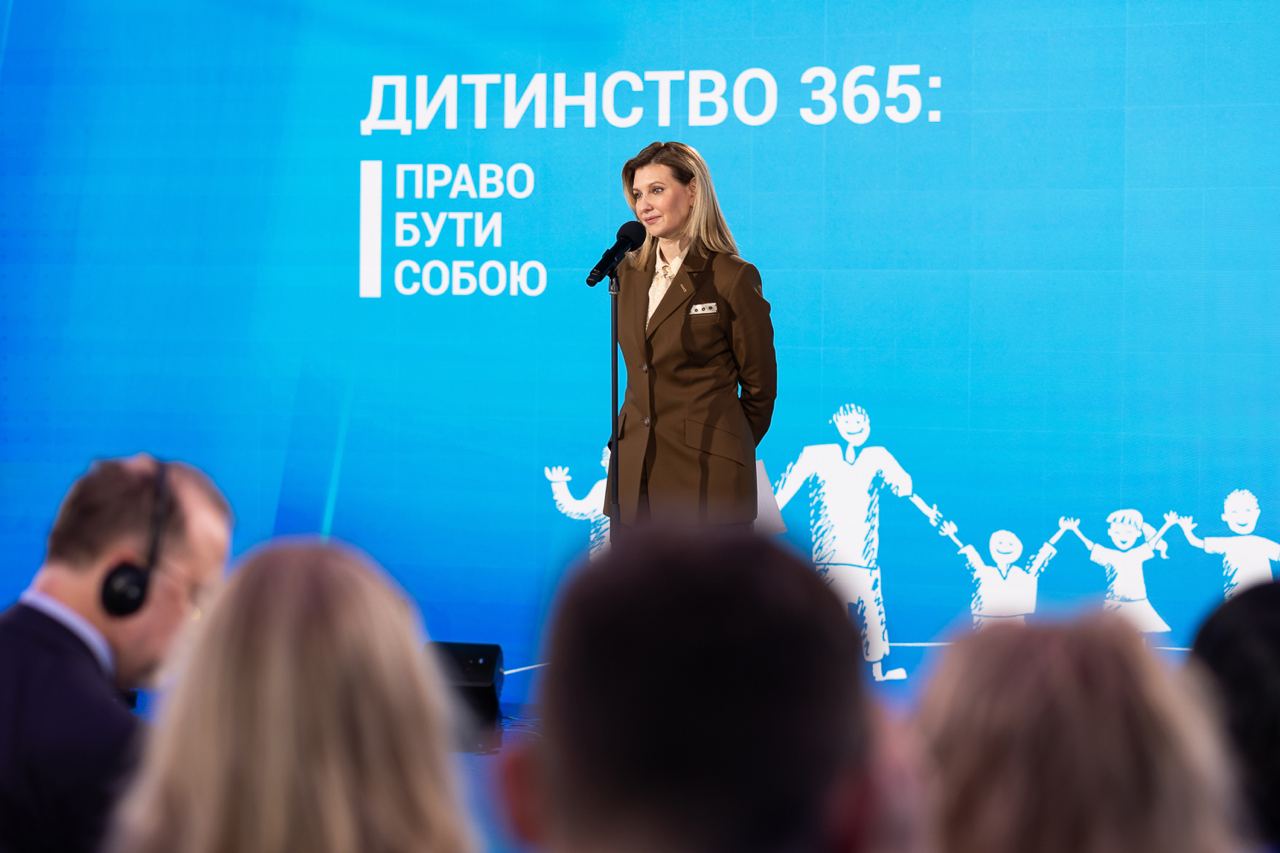 Зеленська в лаконічному костюмі розповіла про важливість зростання дітей у повноцінній родині