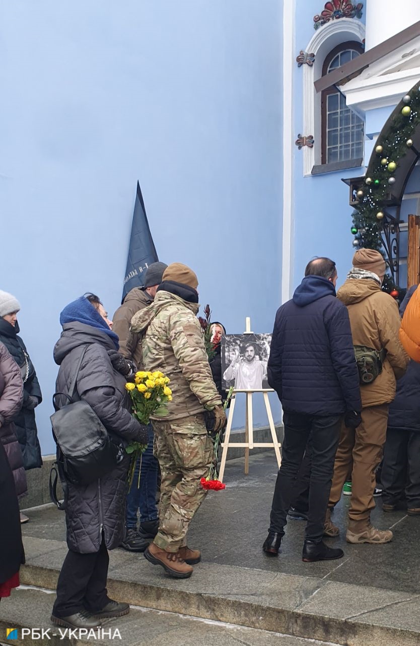 В Киеве прощаются с погибшим поэтом Максимом Кривцовым: трогательные фото