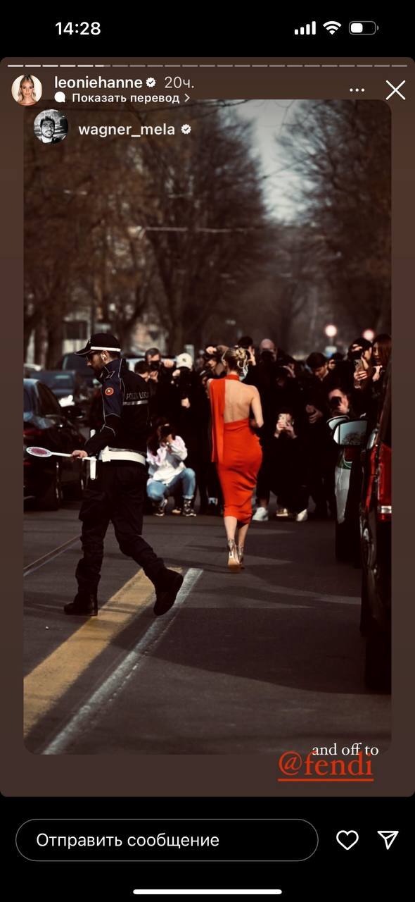 Леони Ганне показала, как носить красное платье с сумкой со змеиным принтом (фото)