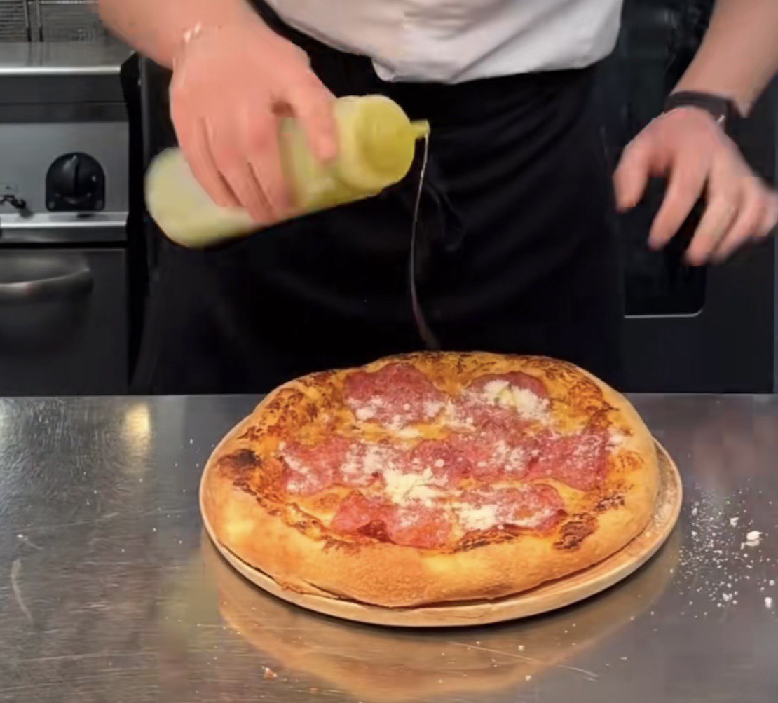 Як в ресторані та з &quot;правильними&quot; бортиками: рецепт домашньої піци від українського шеф-кухаря