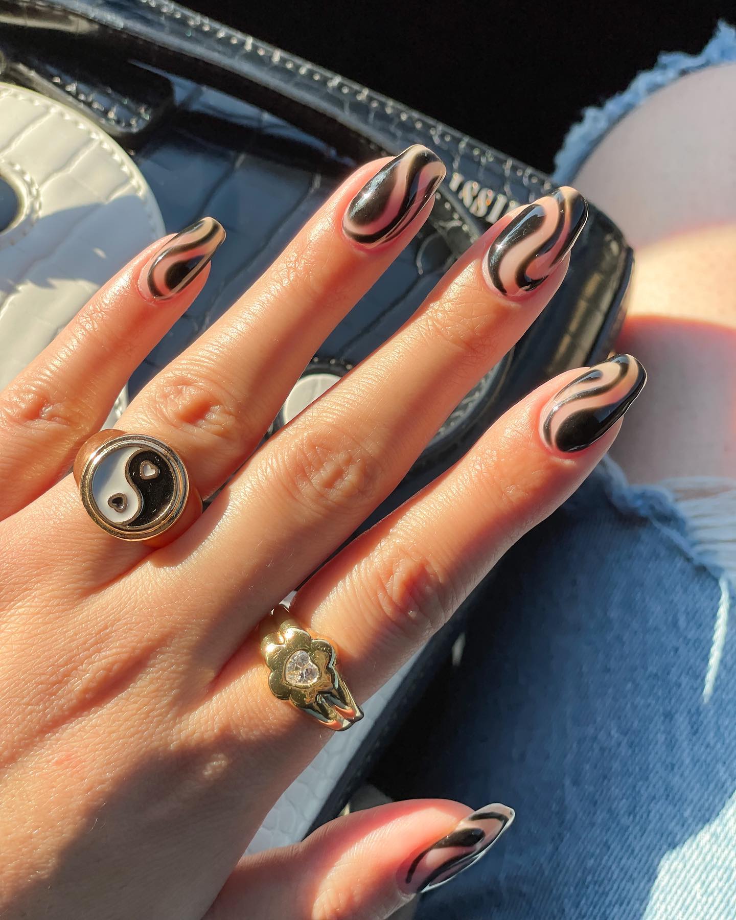 Как выглядит модный черный маникюр на осень 2024 года: идеи стильных дизайнов