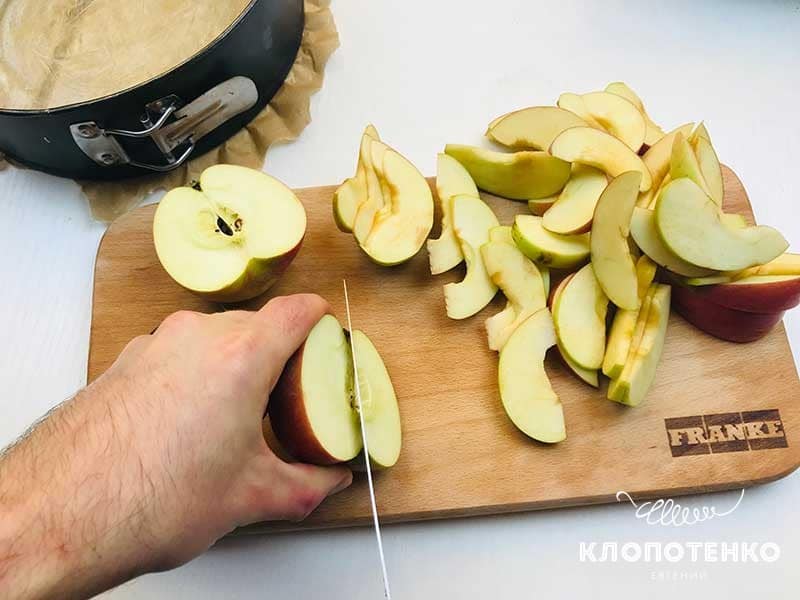 Найпростіший яблучний пиріг на кефірі від Євгена Клопотенка: швидко і дешево!