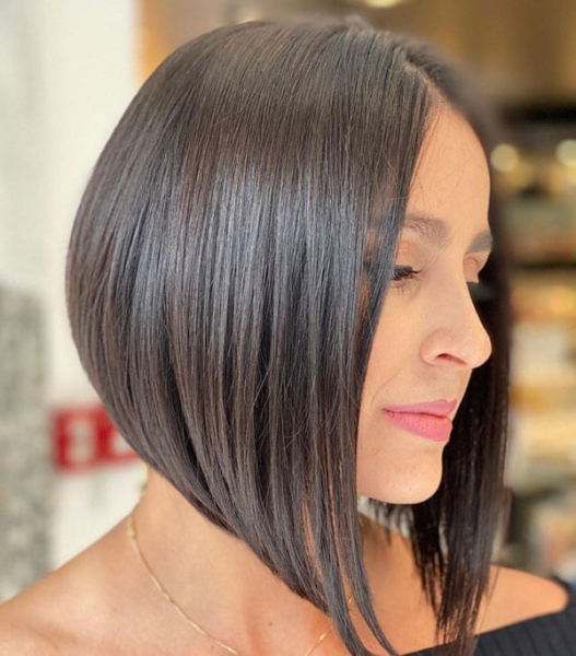 Стрижки, которые омолаживают: какие варианты и цвета стали главным трендом сезона