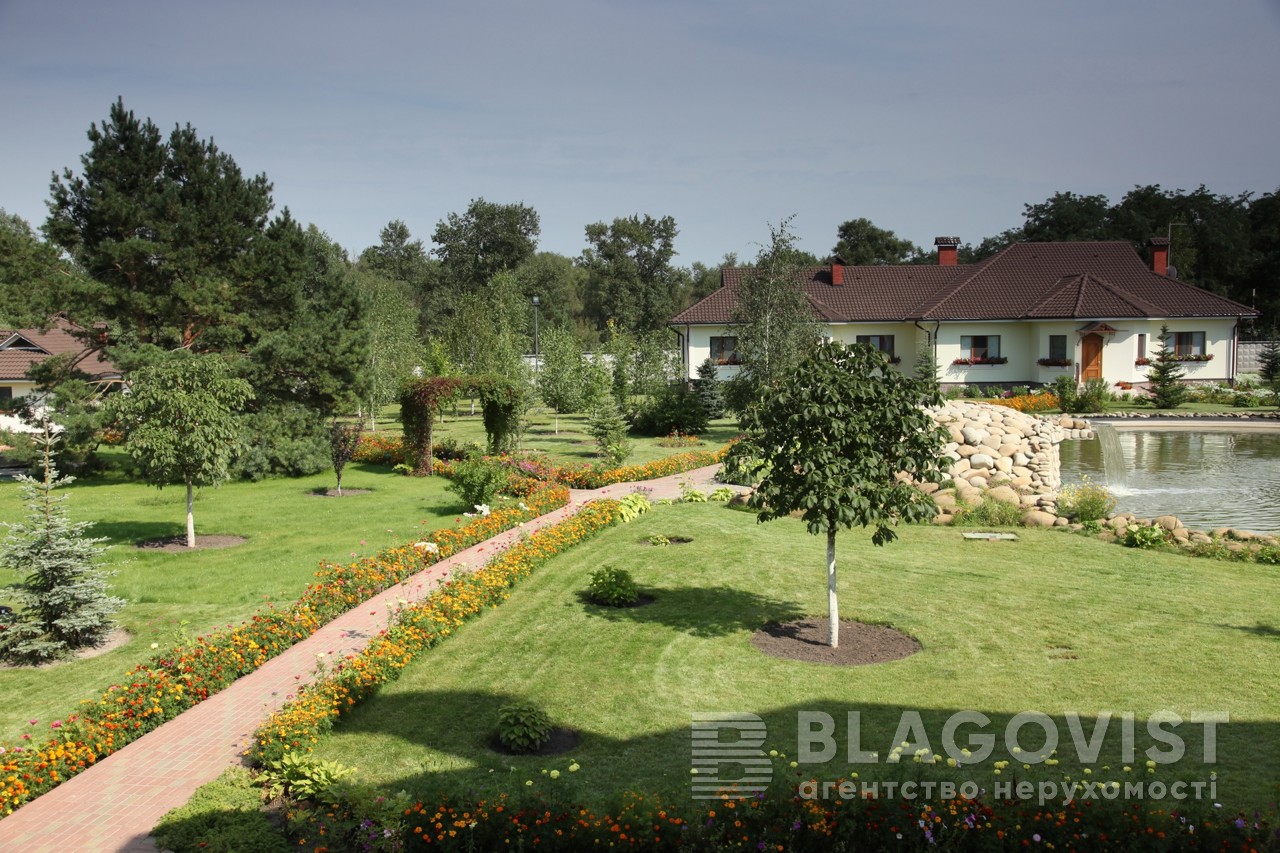 Під Києвом продають елітний особняк з місцем для тенісного корту і вертолітного майданчика (фото)