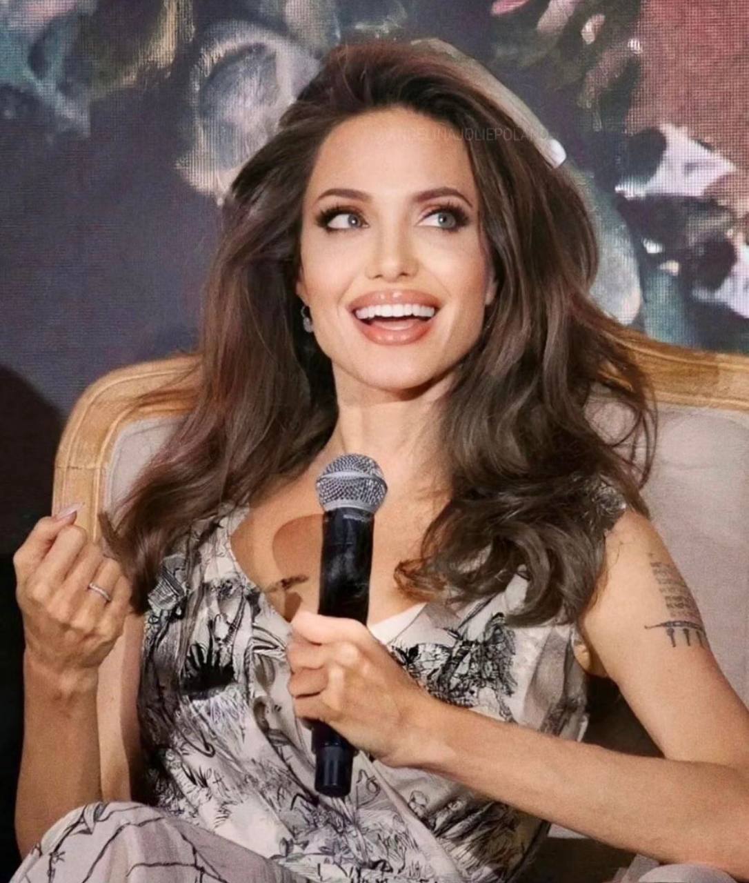 Штучний інтелект показав, як може виглядати еталон краси Анджеліна Джолі