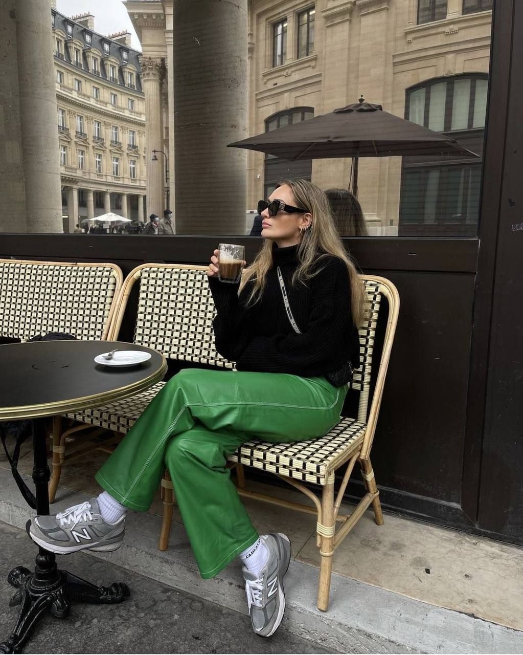 Стилист рассказала, как правильно подобрать кожаные брюки, чтобы оставаться в тренде