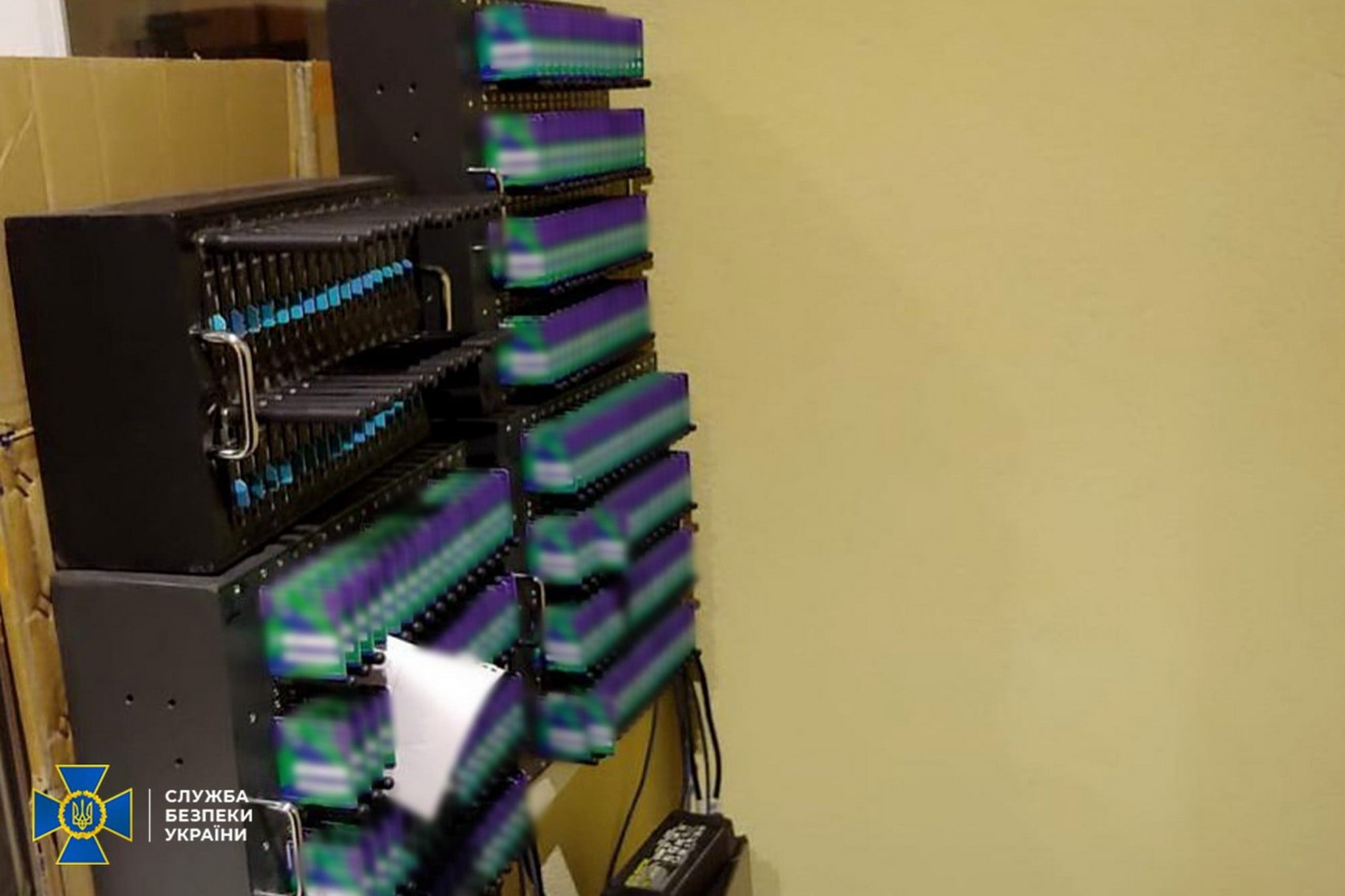 Распространяли фейки и &quot;минировали&quot; объекты: во Львове ликвидировали две ботофермы