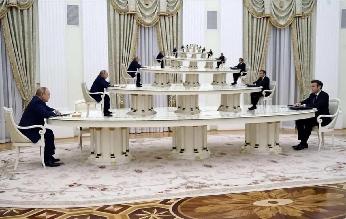 6-метровый стол Путина: кто создал и сколько стоит золотое творение в стиле "дорого-богато"