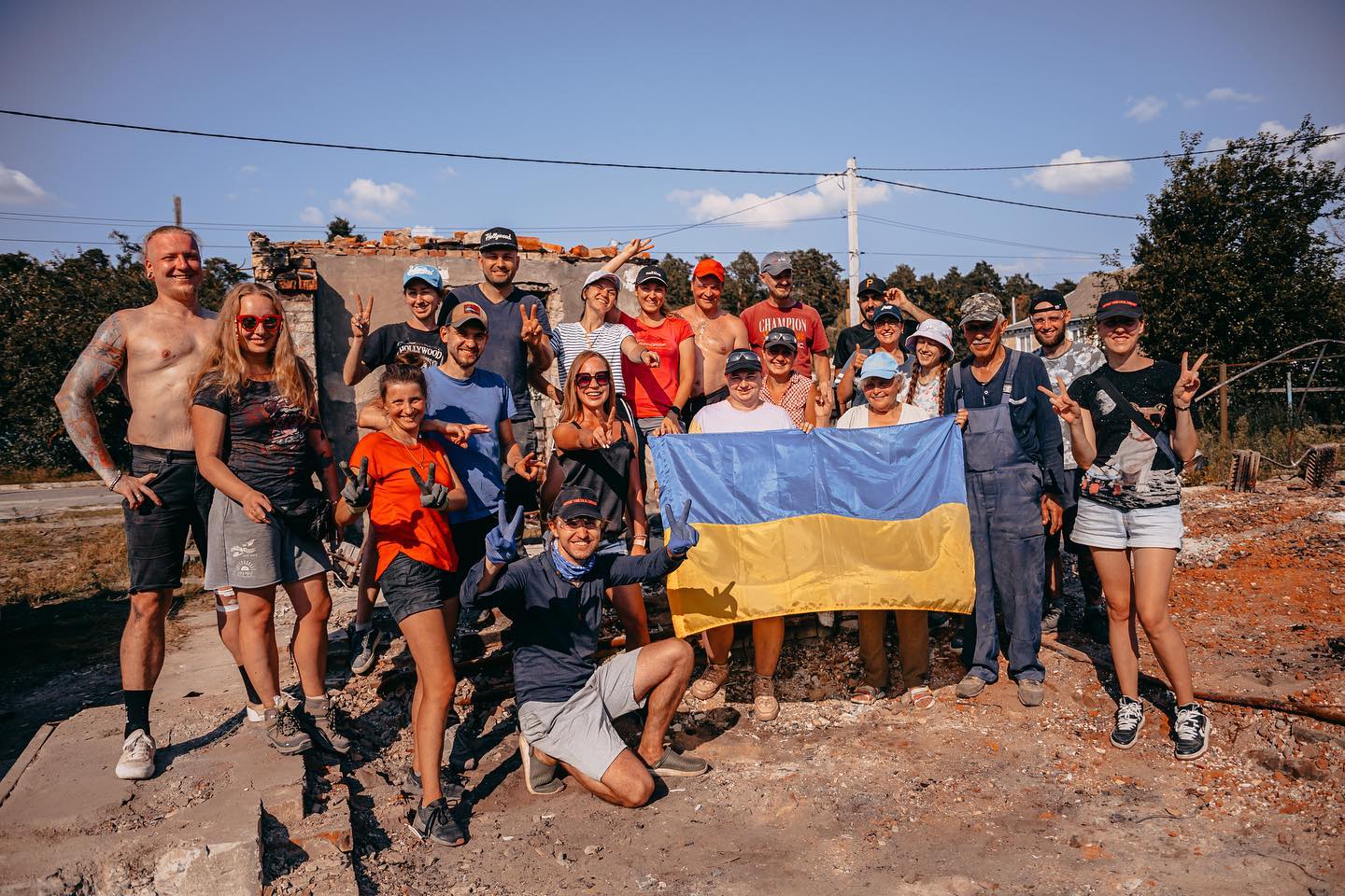 Мандрівники їздять Україною, розбираючи завалені домівки: як живуть і працюють magic-люди