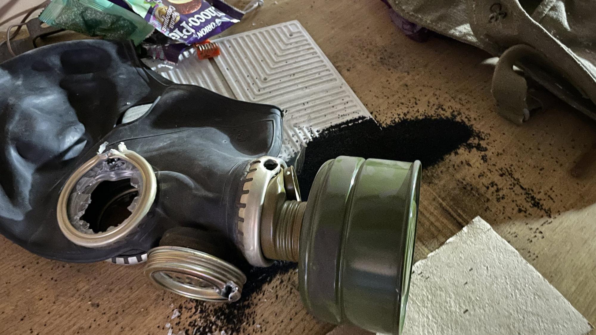 Электрические кабели и противогазы: появились новые фото из пыточной камеры оккупантов в Изюме