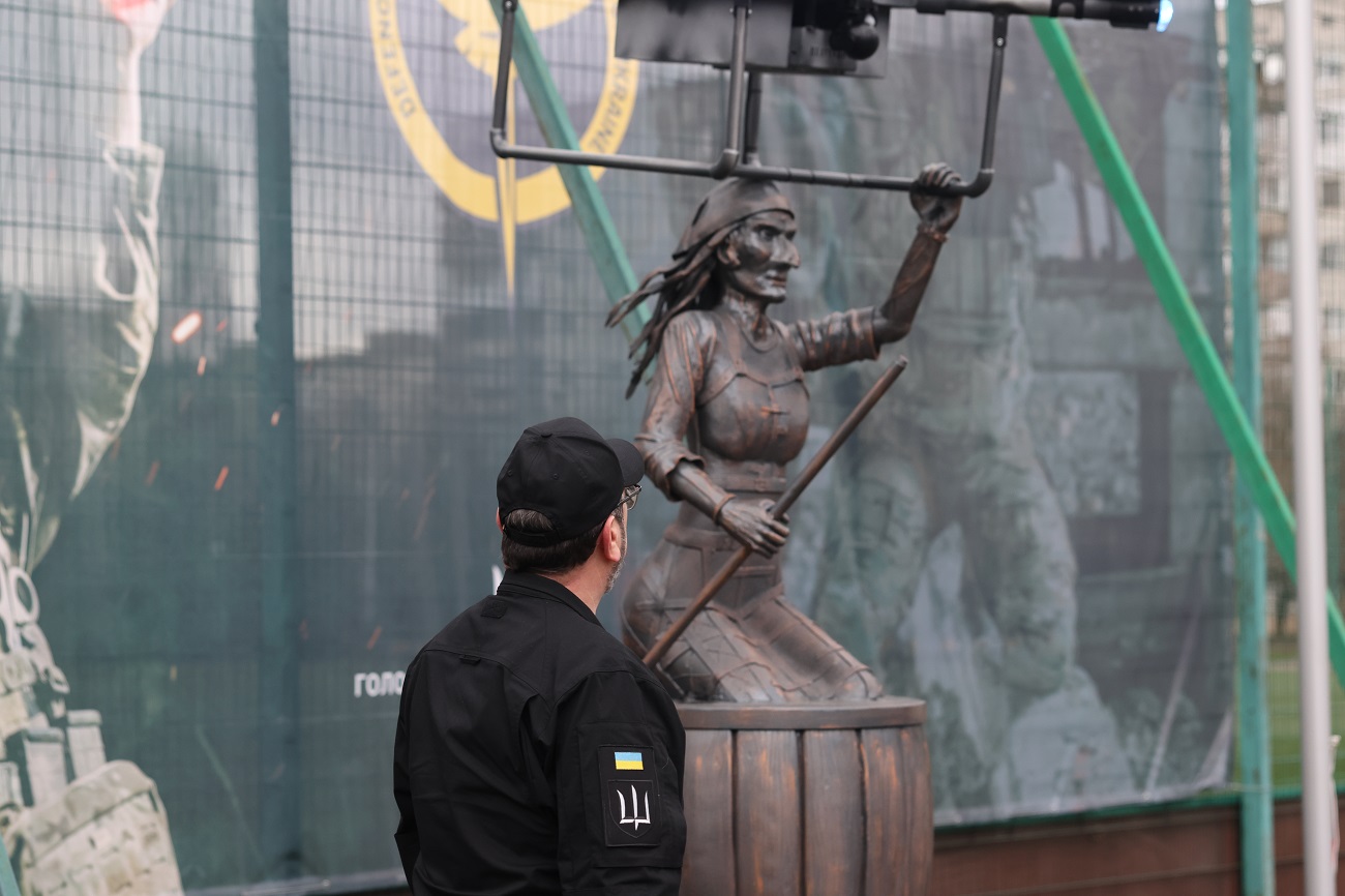 Та сама "Баба Яга". У Вишневому за участі ГУР відкрили пам'ятник легендарному дрону