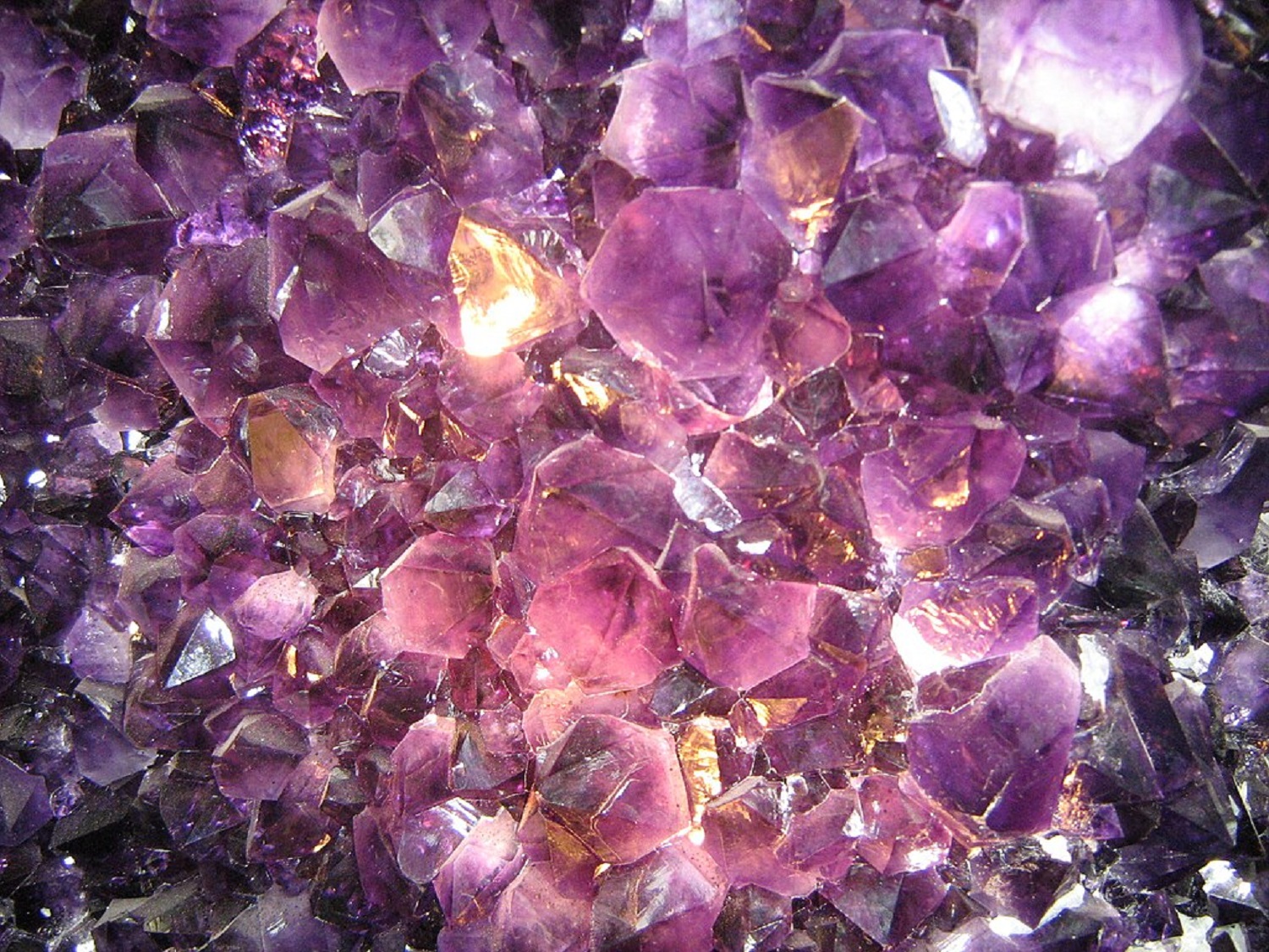 Створюємо потужну позитивну енергетику в оселі: які мінерали пасують до яких кімнат