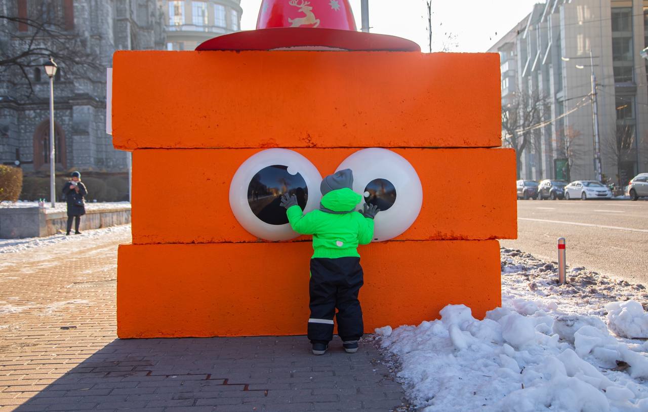 Київ усіяли &quot;казкові&quot; бетонні блоки: хто і навіщо це зробив