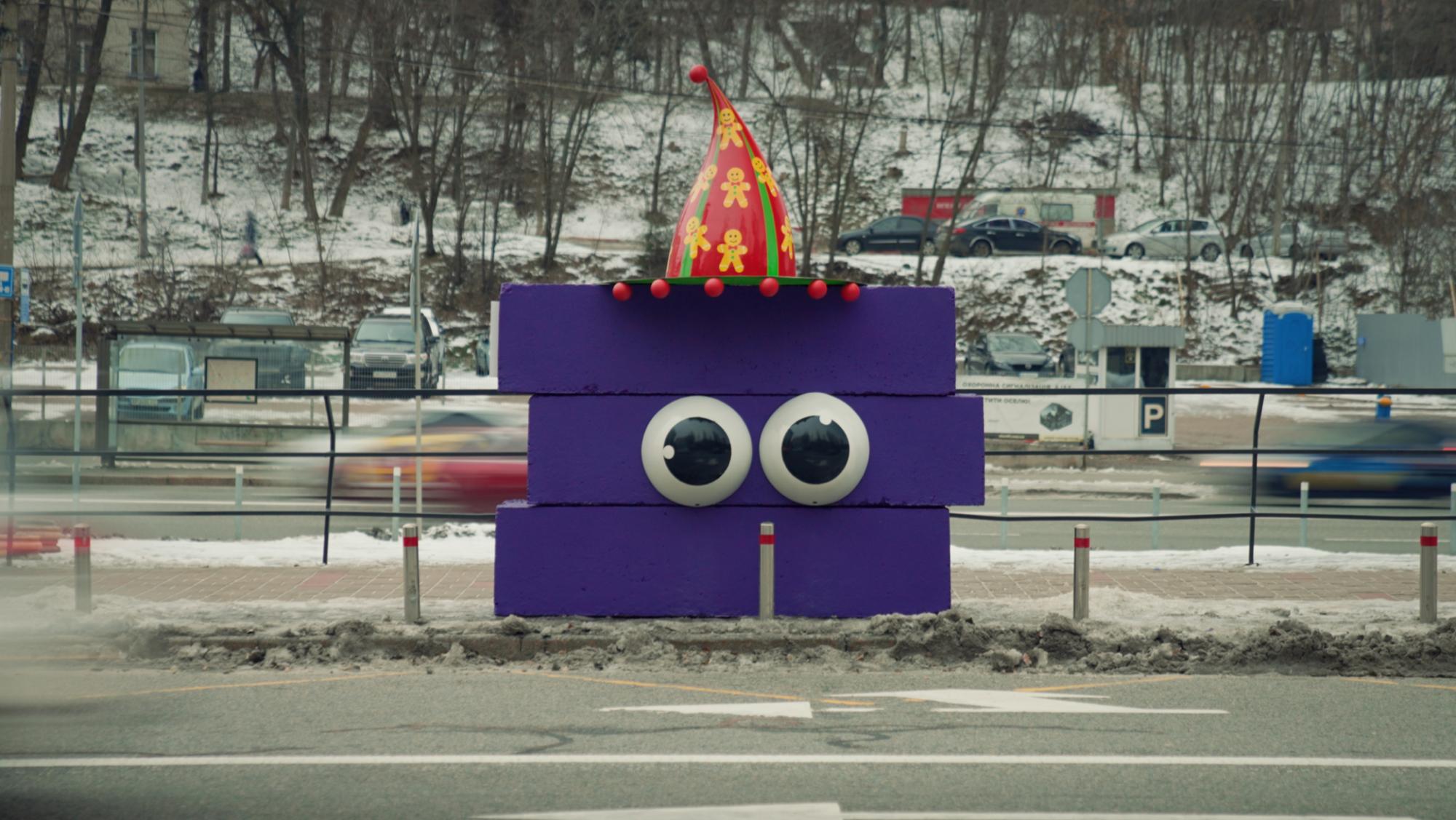 Київ усіяли &quot;казкові&quot; бетонні блоки: хто і навіщо це зробив