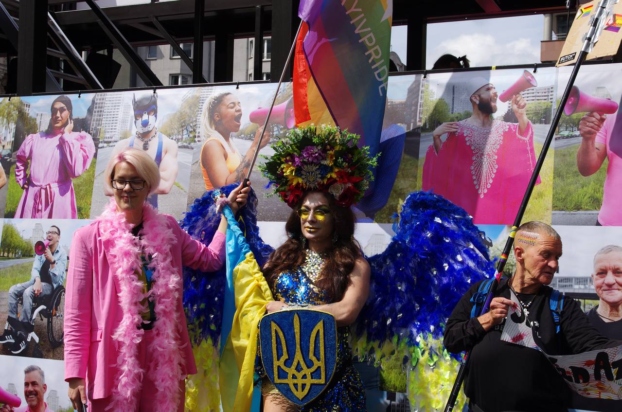 Українці очолили прайд у Берліні та пронесли портрети українських ЛГБТ-військових: фото з акції