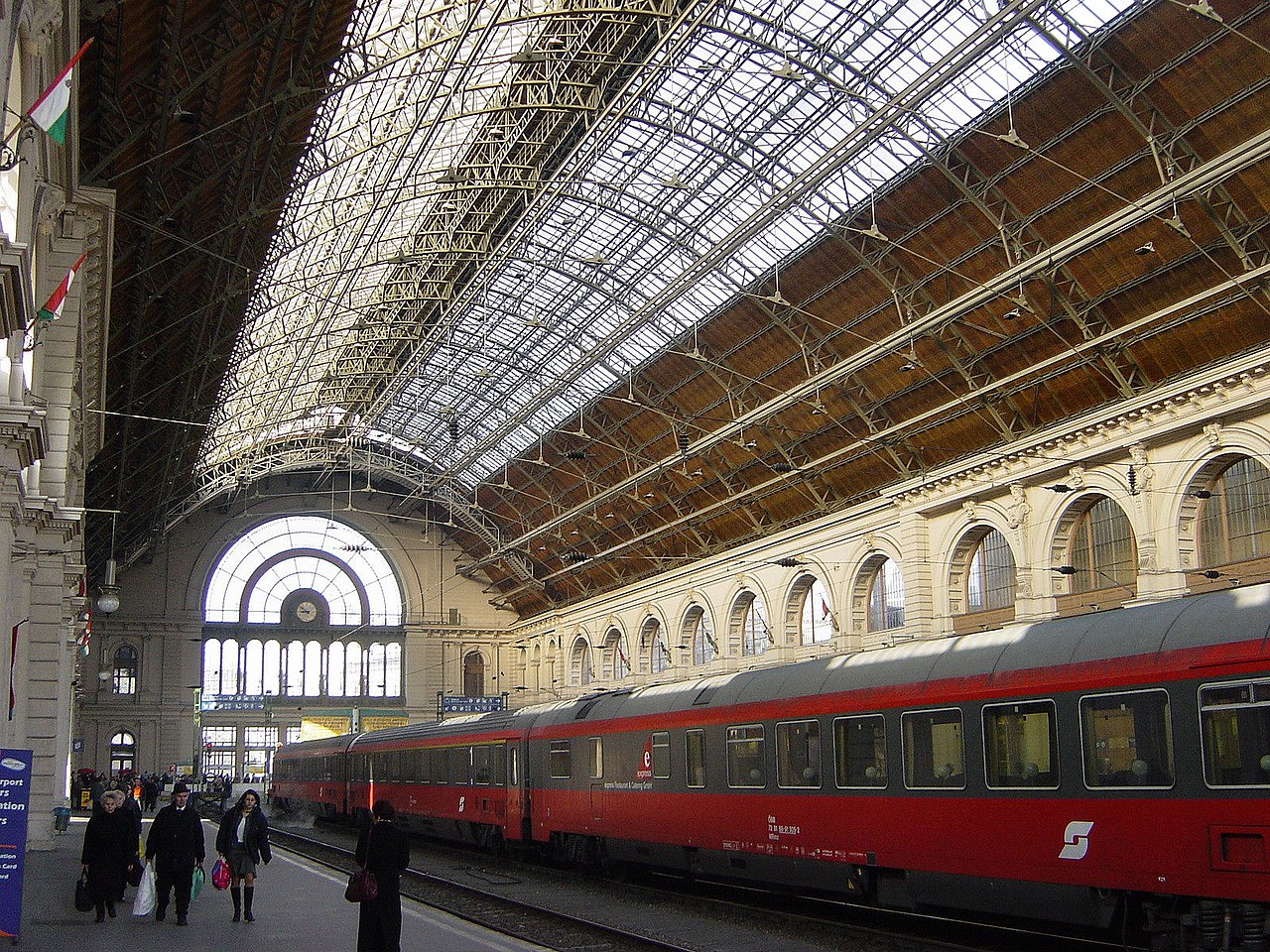 За 49 евро по всей стране. Как купить бюджетные проездные в Германии и Венгрии