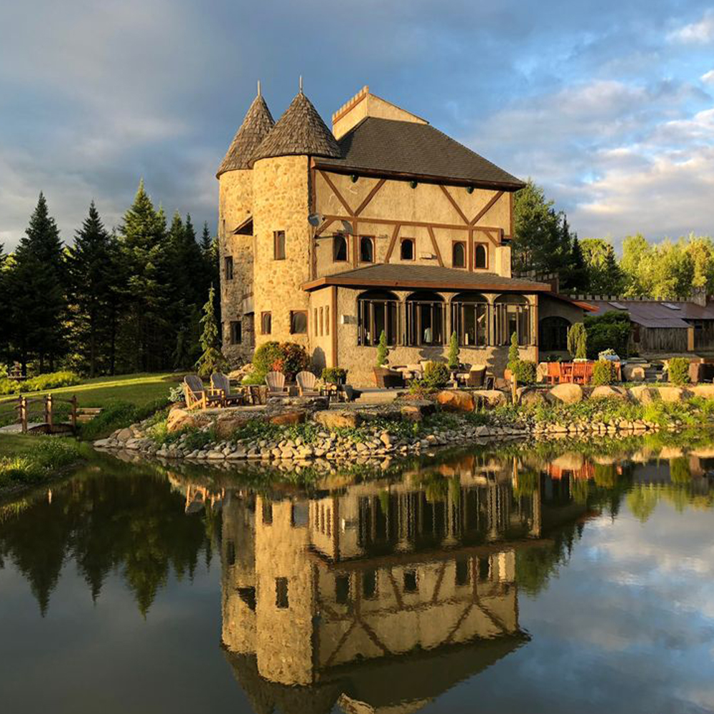 Будинок-мушля і ферма з привидами: незвичайні будинки для оренди по всьому світу