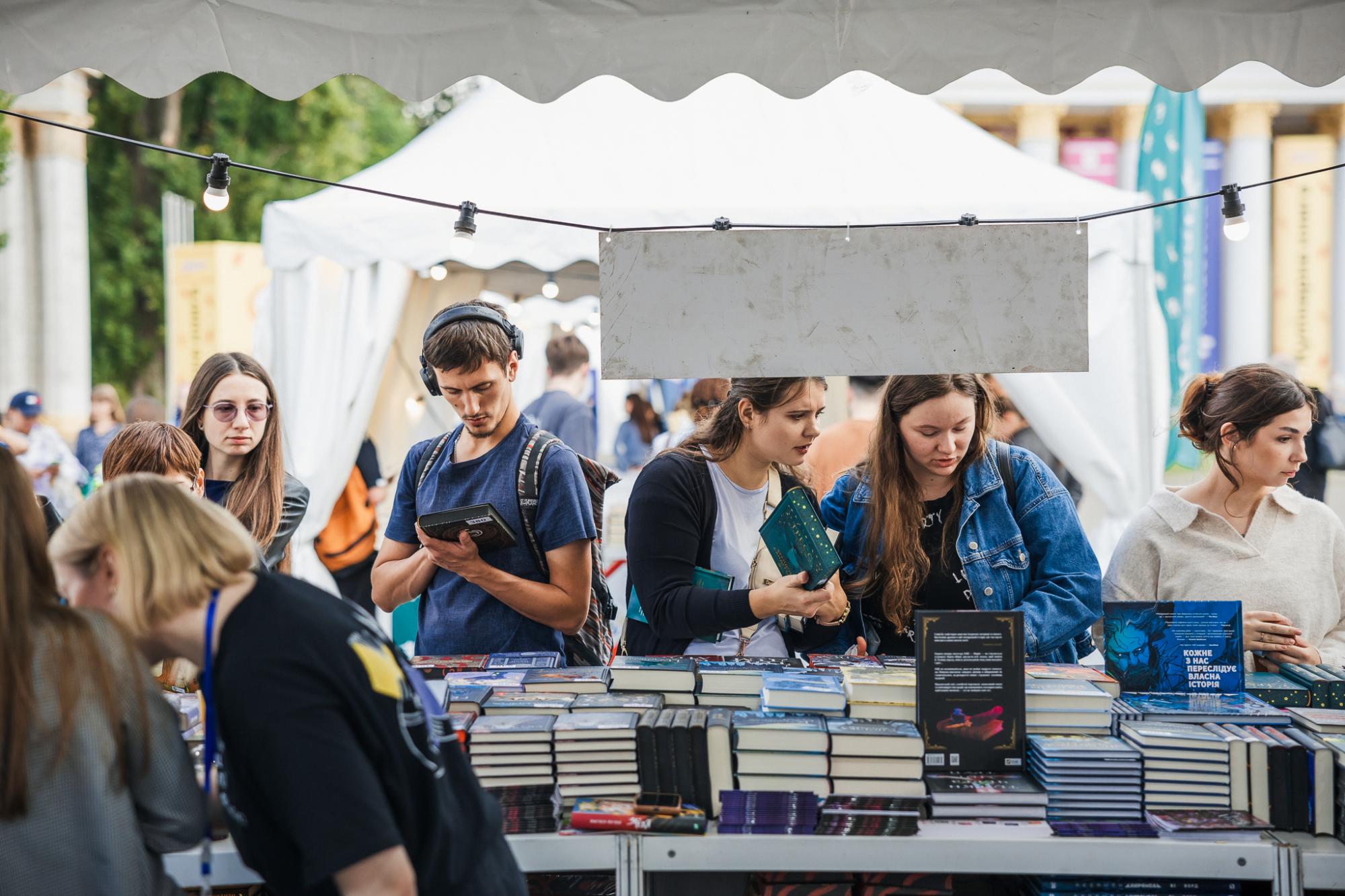 Книги зумерів. Як молодь впливає на книжковий ринок України і до чого тут TikTok