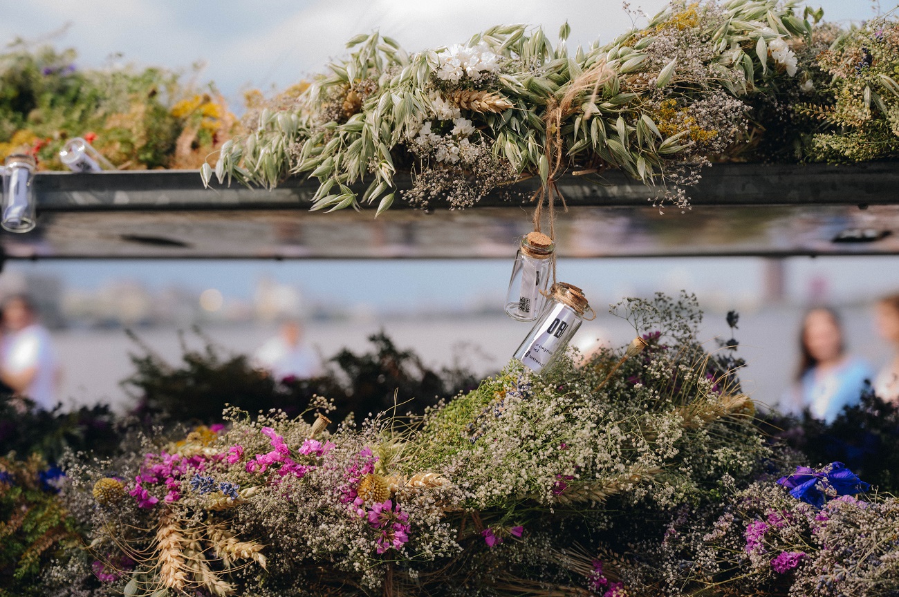 Українці на Купала запустили на Дніпрі вінки з "листами любові": фото та важливі смисли акції