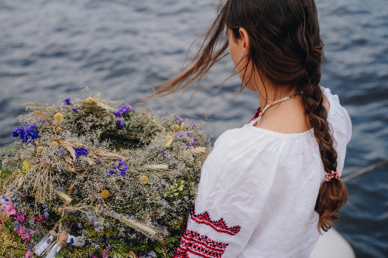 Українці на Купала запустили на Дніпрі вінки з "листами любові": фото та важливі смисли акції