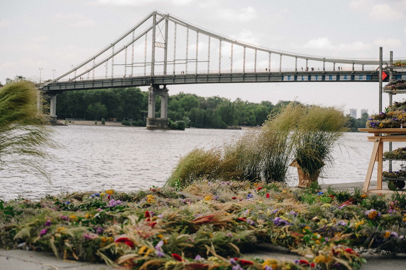 Українці на Купала запустили на Дніпрі вінки з "листами любові": фото та важливі смисли акції