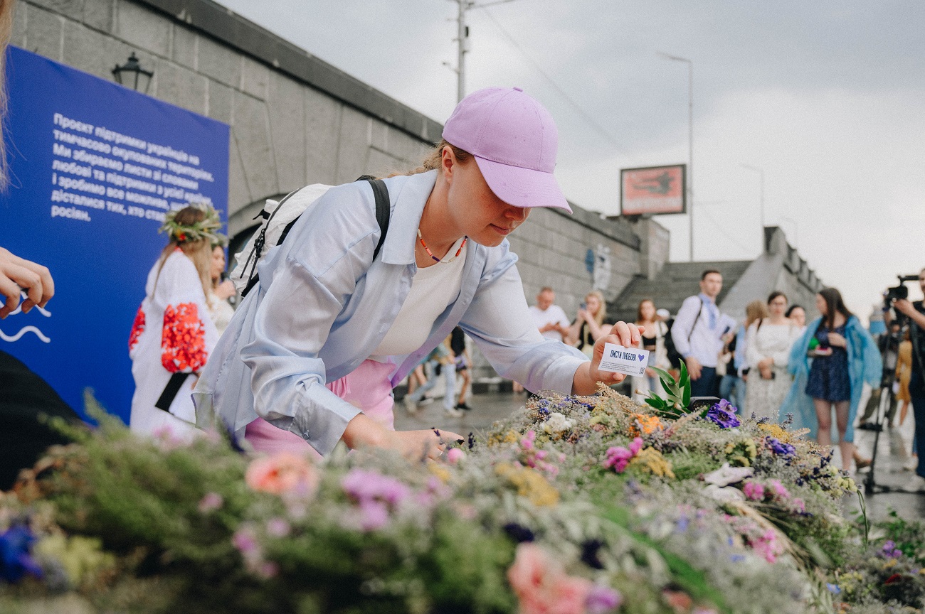 Українці на Купала запустили на Дніпрі вінки з "листами любові": фото та важливі смисли акції