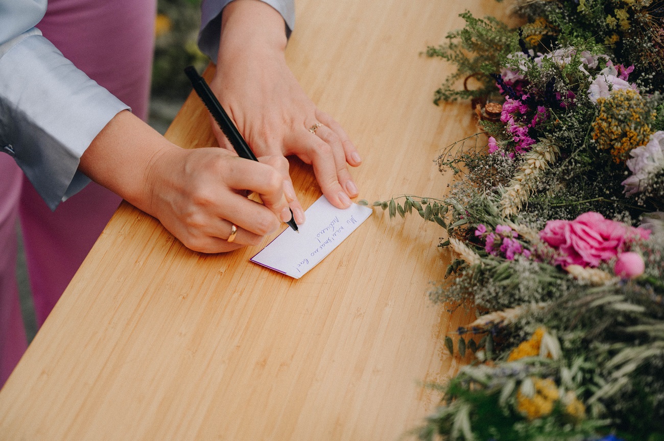 Українці на Купала запустили на Дніпрі вінки з "листами любові": фото та важливі смисли акції