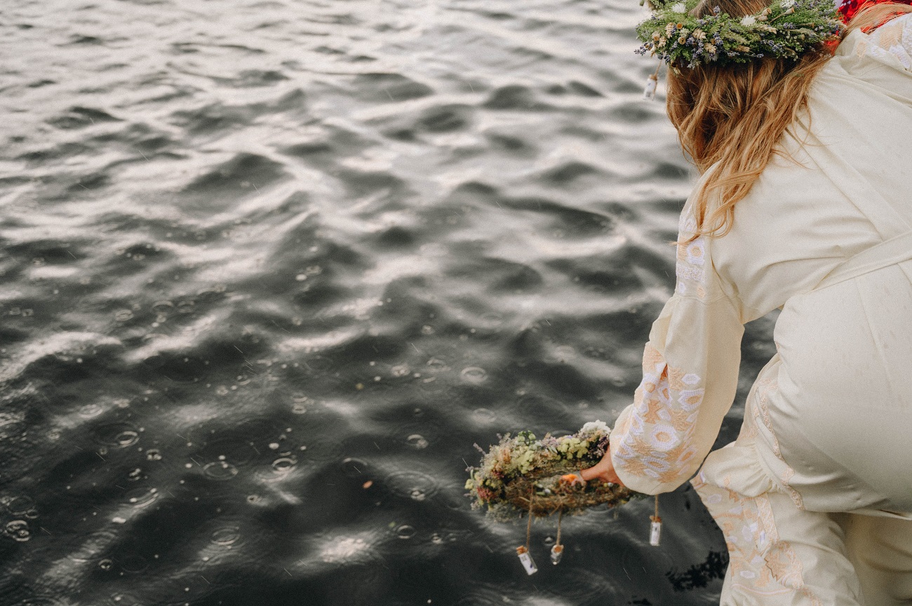 Українці на Купала запустили на Дніпрі вінки з "листами любові": фото та важливі смисли акції