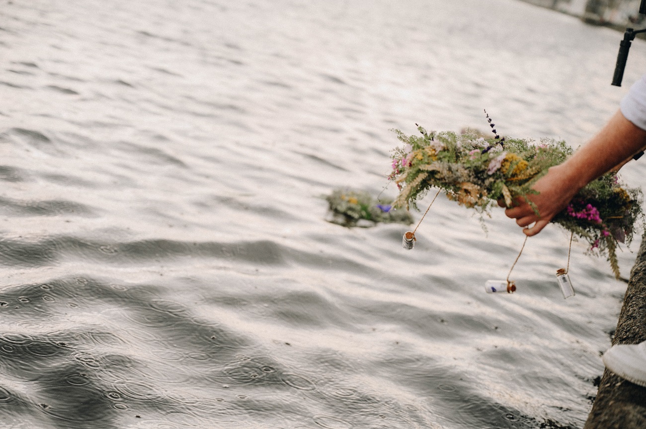 Українці на Купала запустили на Дніпрі вінки з "листами любові": фото та важливі смисли акції