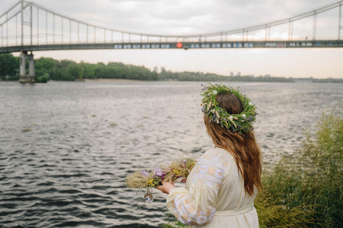 Українці на Купала запустили на Дніпрі вінки з "листами любові": фото та важливі смисли акції