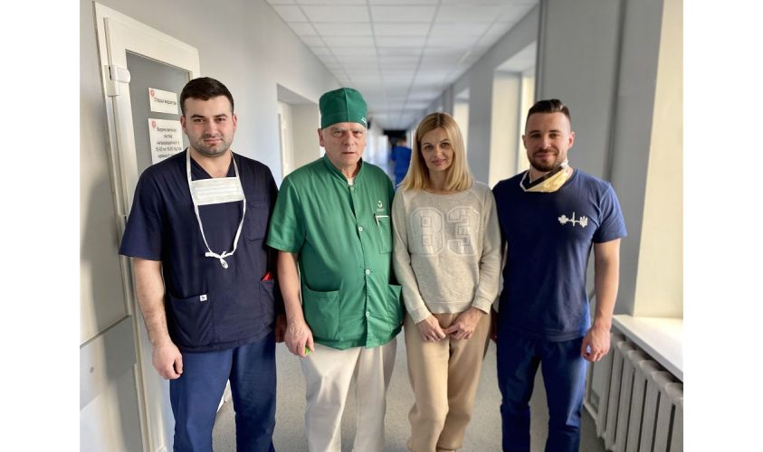 У Львові хірурги врятували багатодітну маму з дуже рідкісним ускладненням після пологів (фото)