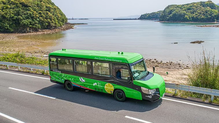 Винаходячи колесо: в Японії представили автобус, який за 15 секунд перетворюється на поїзд