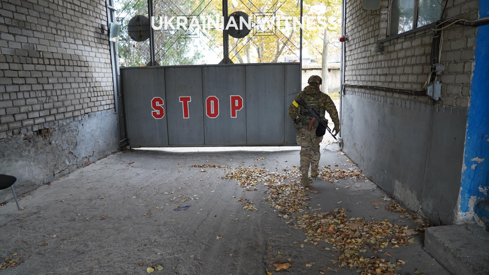 Смотрите, как нацполиция зачищает завод в Херсоне после россиян (видео)