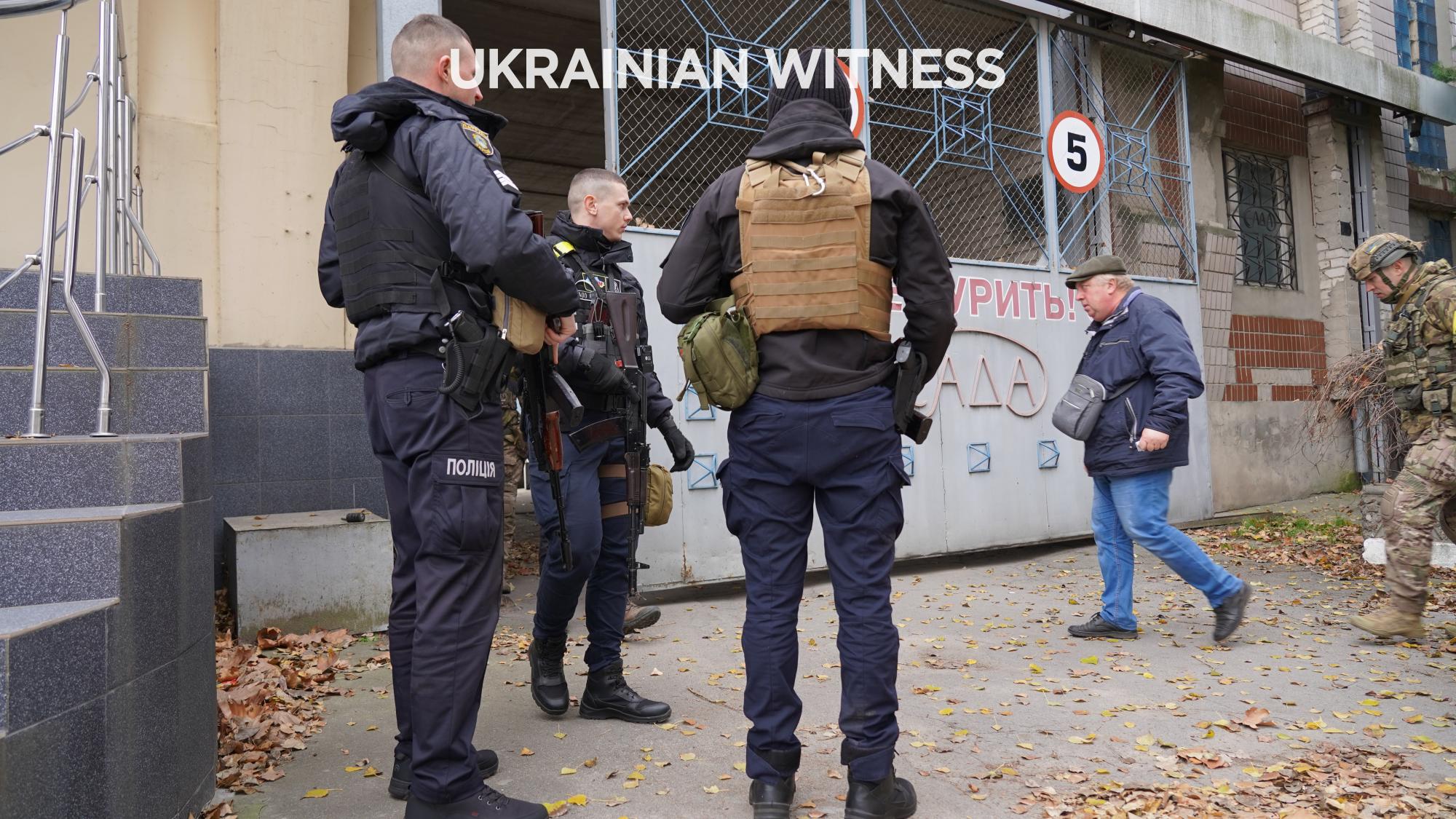 Смотрите, как нацполиция зачищает завод в Херсоне после россиян (видео)