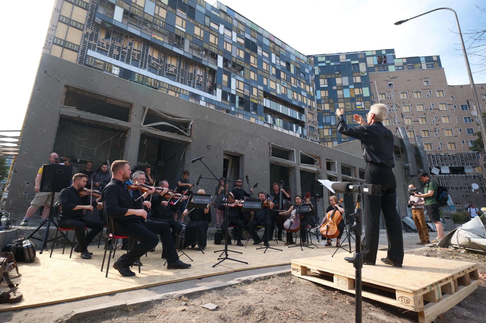 У пам'ять про жертв. В &quot;Охматдиті&quot; камерний оркестр виконав &quot;Реквієм за загиблими&quot;: фото
