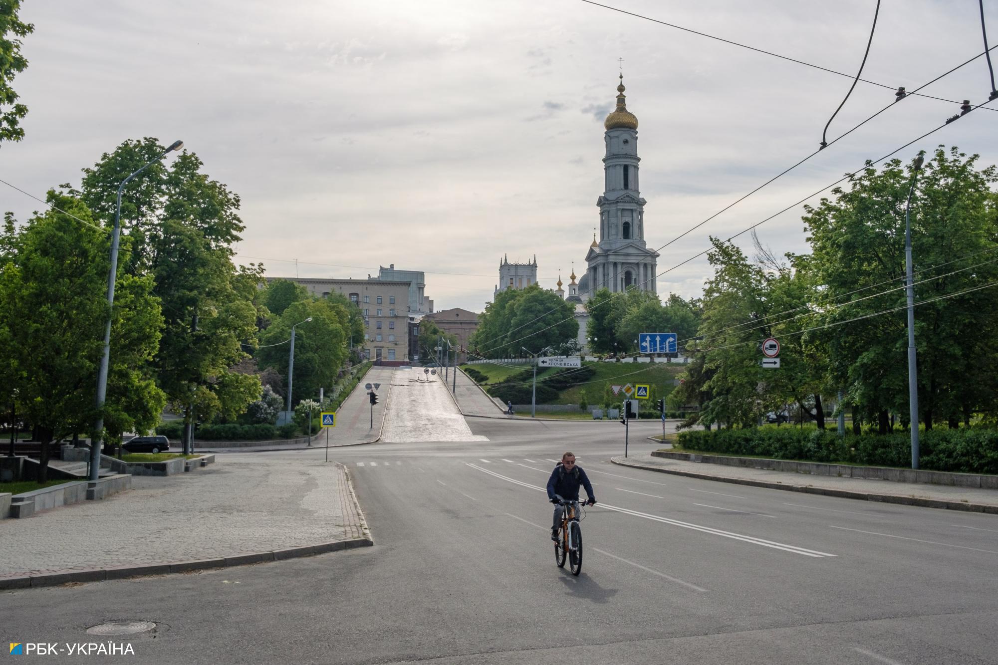 Руины, "Бермуды" и подарок от Путина. Как выглядит и чем живет военный Харьков