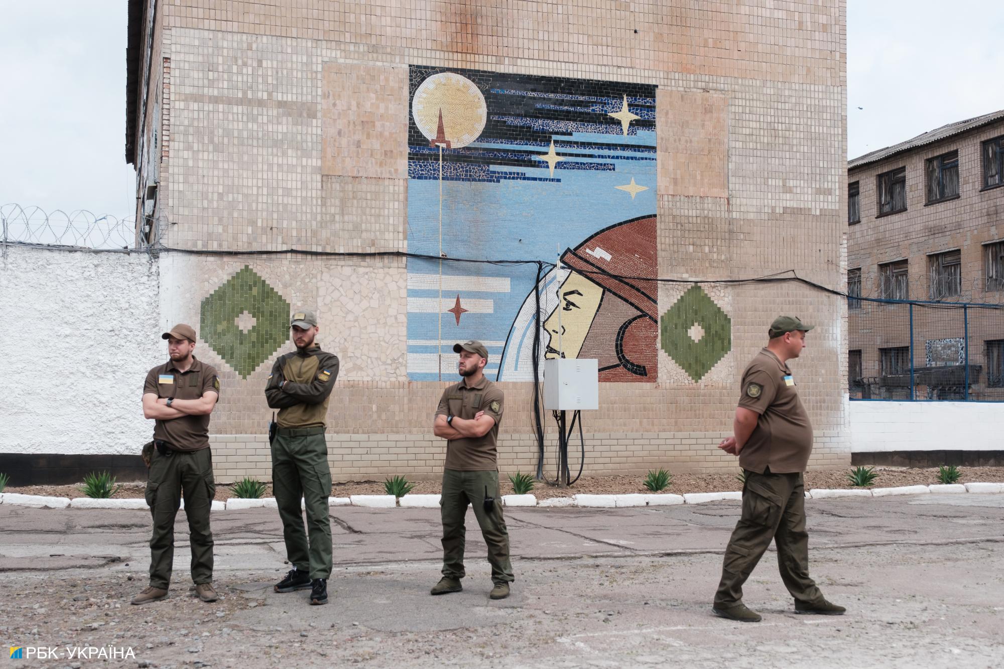 &quot;Чтобы запомнили не зэком&quot;. Почему заключенные идут на фронт и какой будет их служба