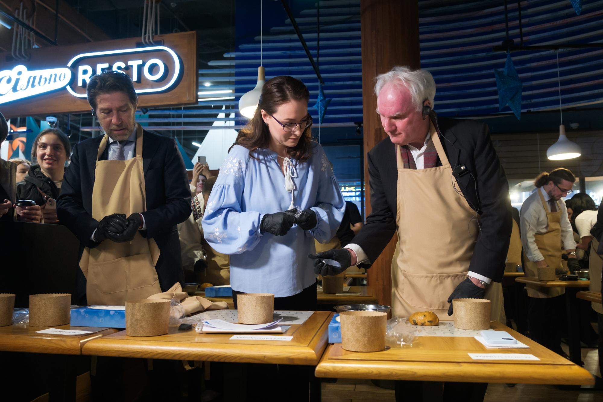 Символ відродження. У Києві спекли паски із зерна з розмінованих полів Херсонщини