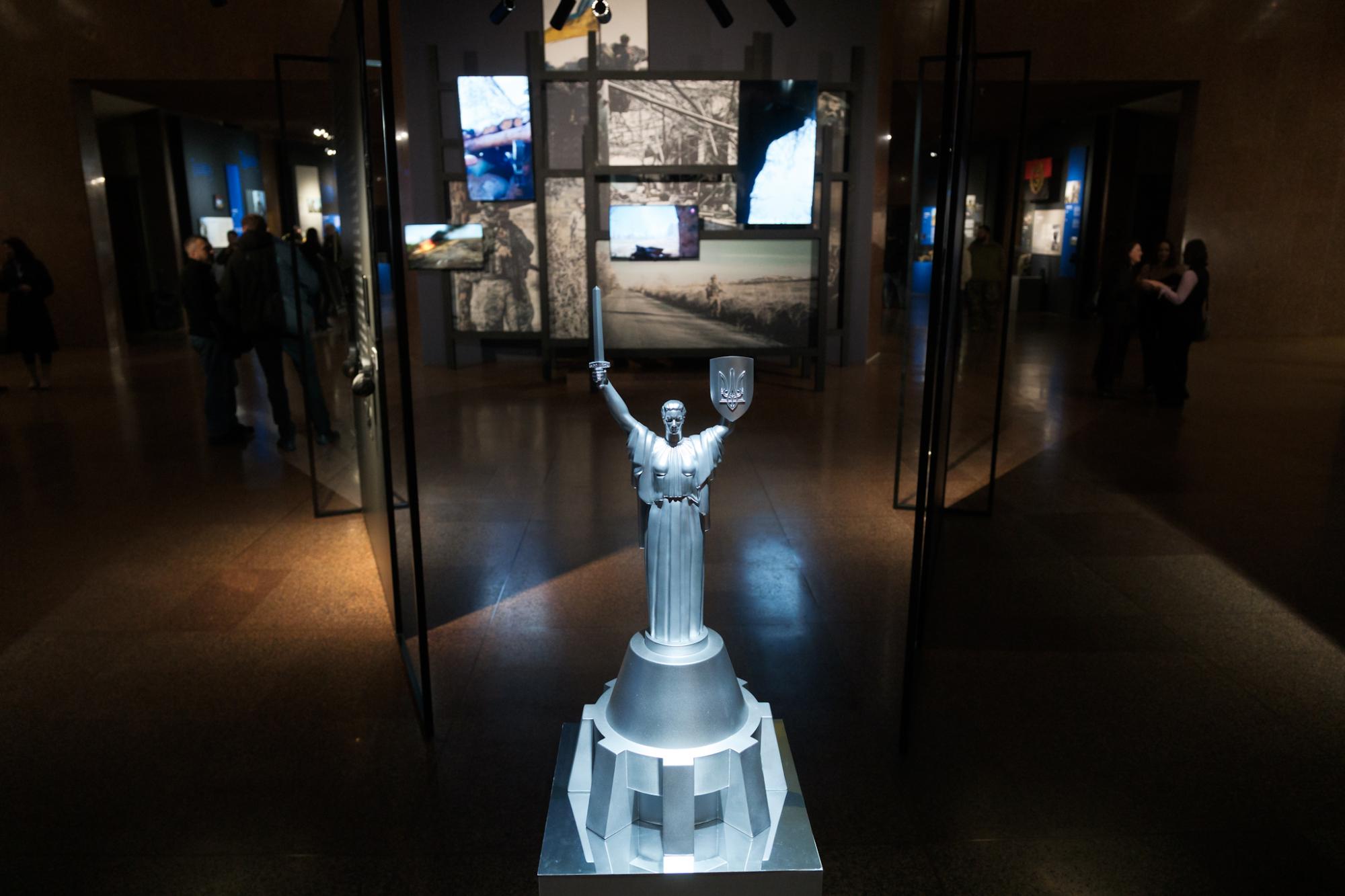 "Свобода имеет цену". В Киеве открылась выставка об иностранцах, которые защищают Украину на фронте