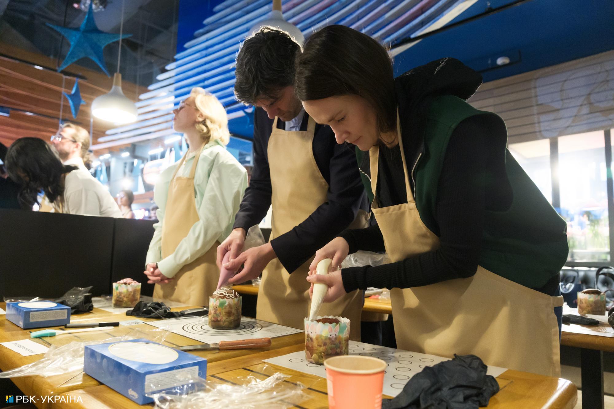 Символ відродження. У Києві спекли паски із зерна з розмінованих полів Херсонщини