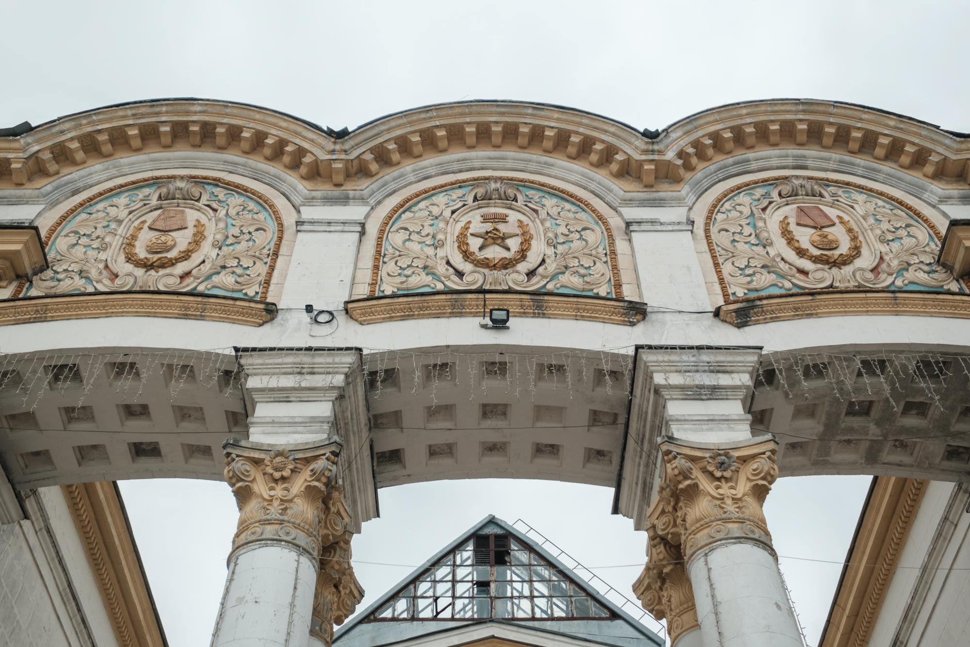 Серп и молот на ВДНХ: почему до сих пор не демонтировали символы СССР и что с ними будет дальше