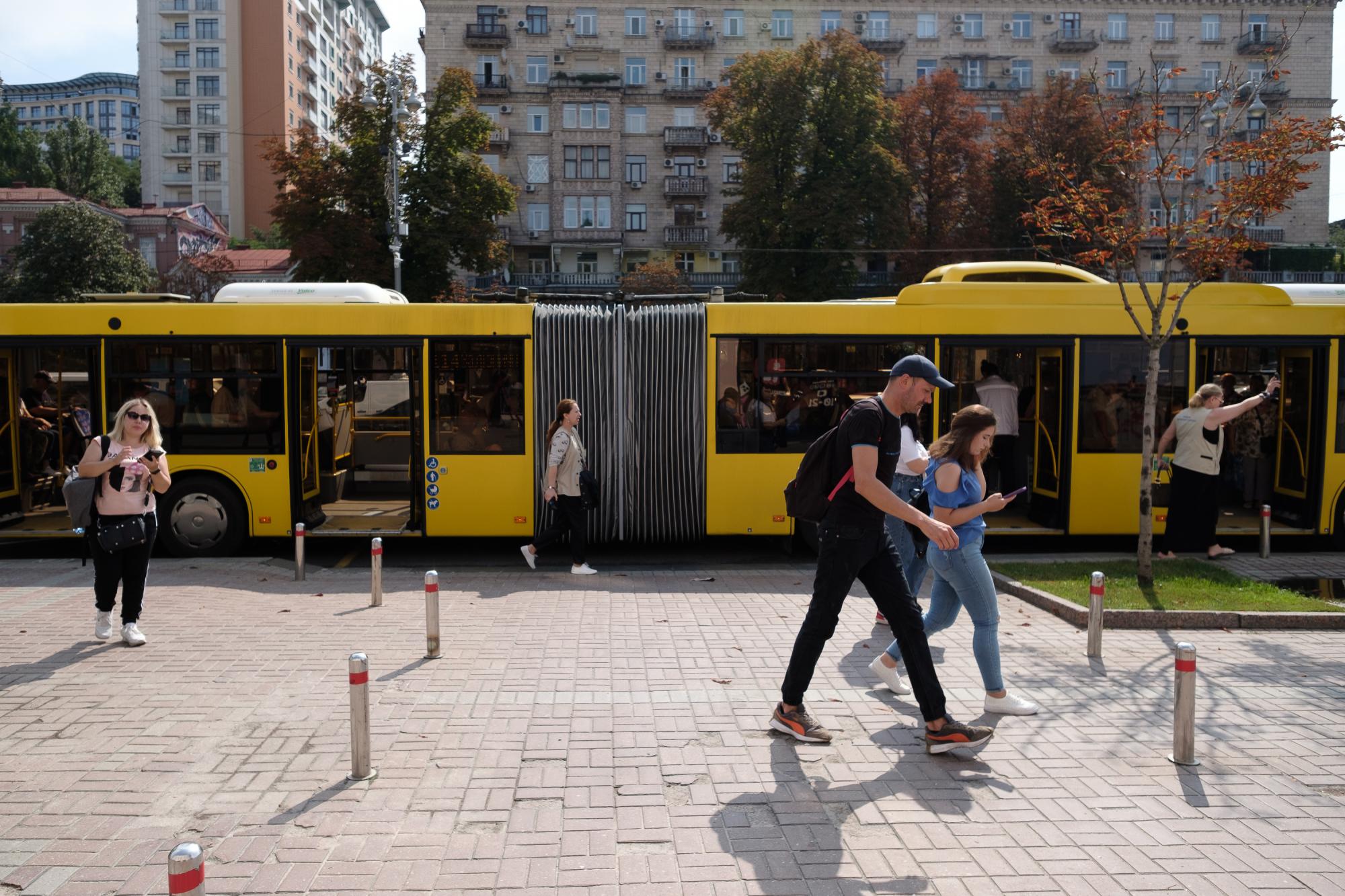 Чи треба повторно платити за проїзд через зупинку транспорту під час тривоги: важливе пояснення