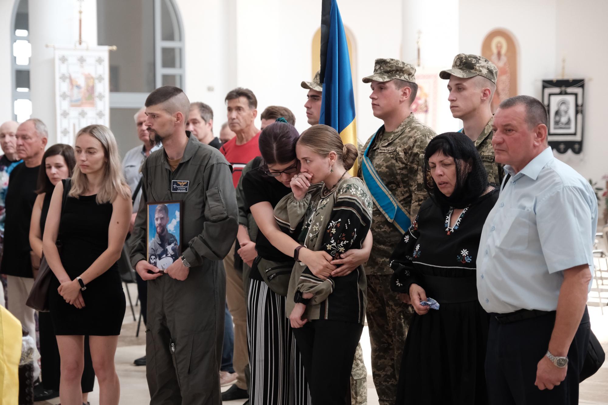 Біль і сльози... У Києві попрощалися з "Джусом" - легендарним пілотом, який жив небом (фото)